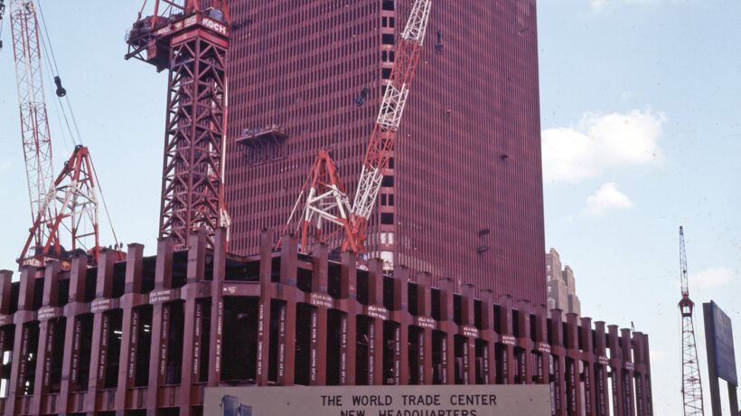 Le speciali gru estensibili dette u0022canguriu0022 nel cantiere del Wtc (Getty Images)