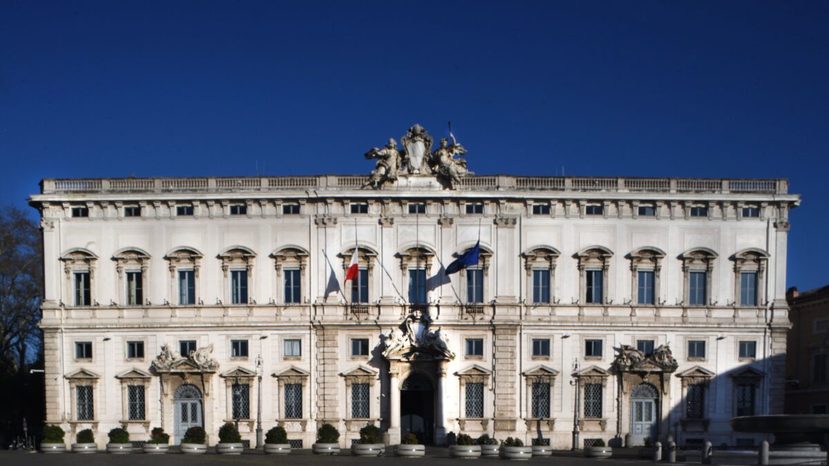 Il golpetto della Consulta: «Le leggi le facciamo noi»
