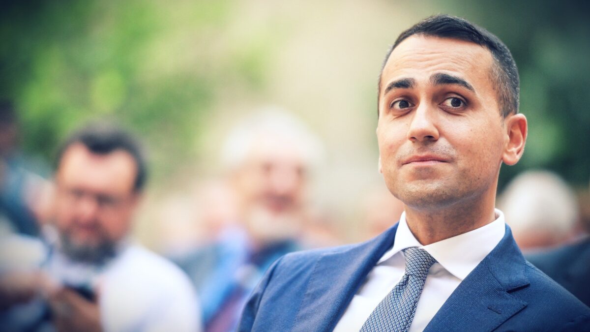 Di Maio abolisce la sua povertà