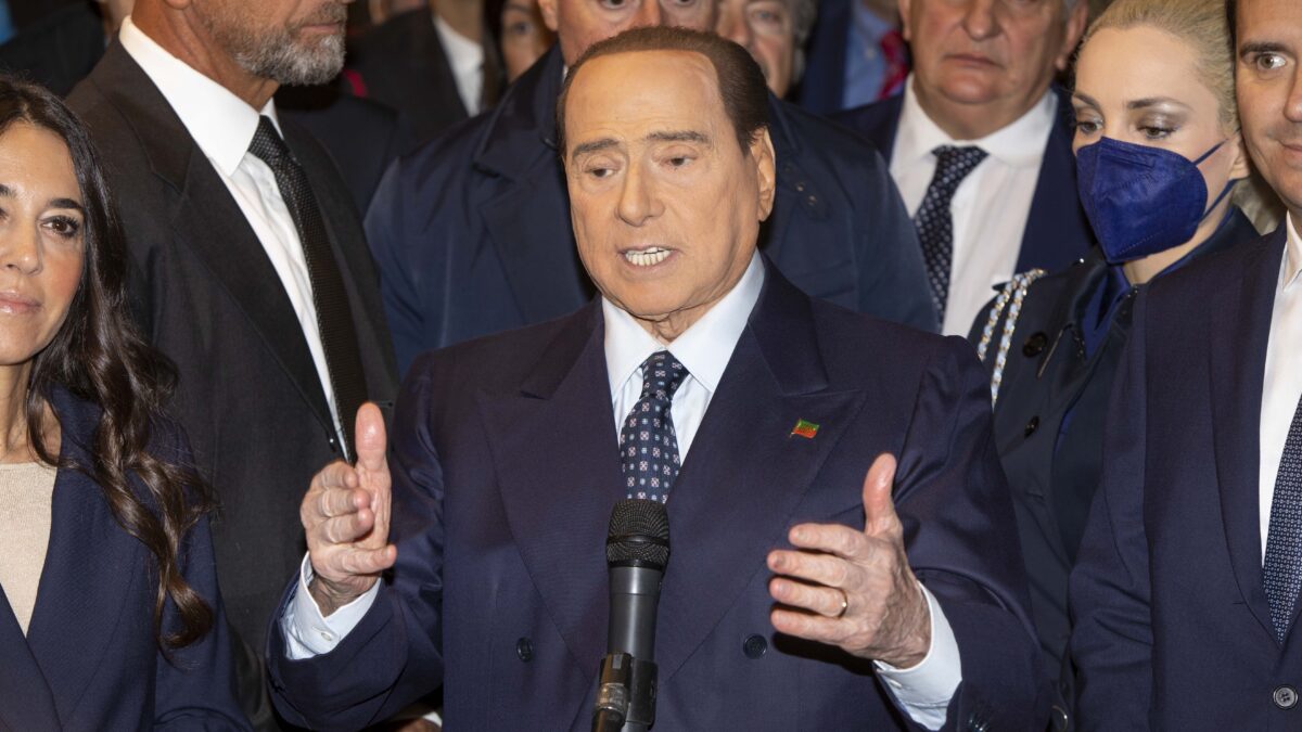 «Il Cav s’è alzato», poi la smentita. Ma ora si sbilancia persino Zangrillo