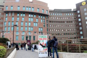 «Il Cav sta meglio, siamo fiduciosi». La famiglia in ospedale a fare il tifo