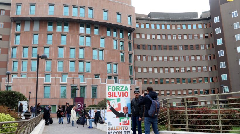 «Il Cav sta meglio, siamo fiduciosi». La famiglia in ospedale a fare il tifo
