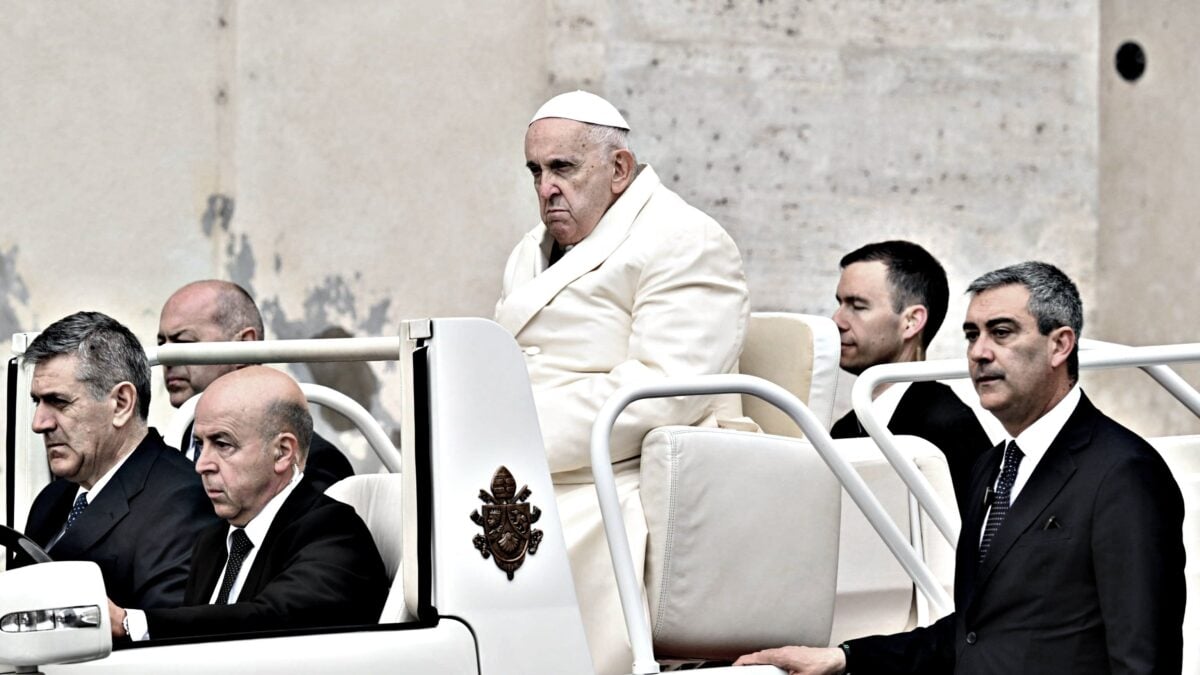 Il Papa già oggi in piazza San Pietro. Ma confessa: «Ho visto la morte»
