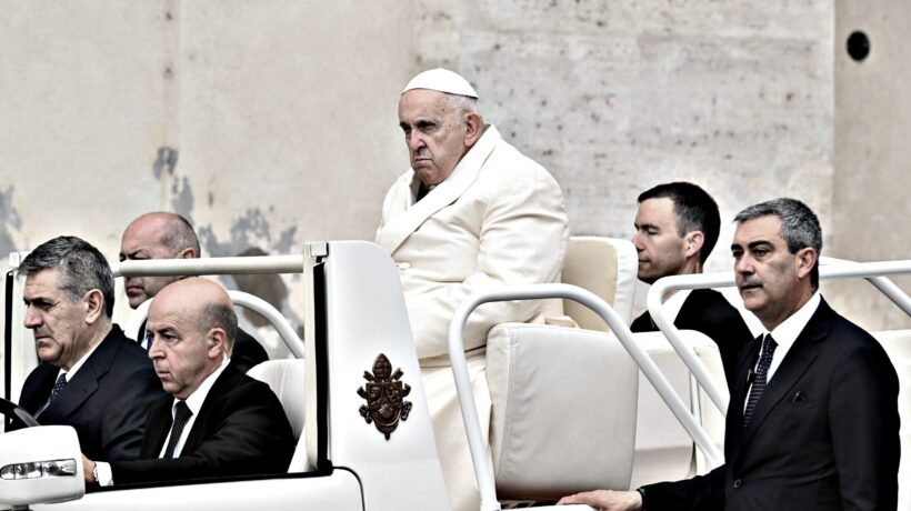 Il Papa già oggi in piazza San Pietro. Ma confessa: «Ho visto la morte»