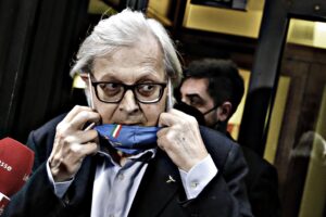 Insulti alla Carfagna per una mascherina: Sgarbi va a processo
