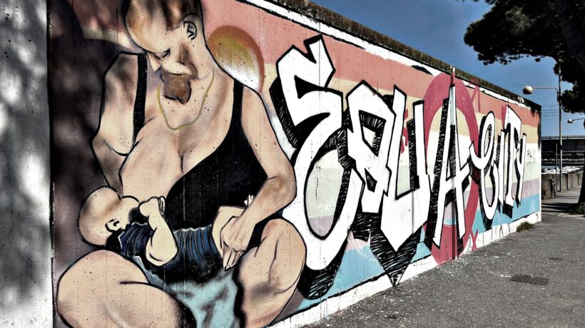 Imbiancato il murale dell’uomo che allatta: il sindaco sbrocca e la Digos fa indagini