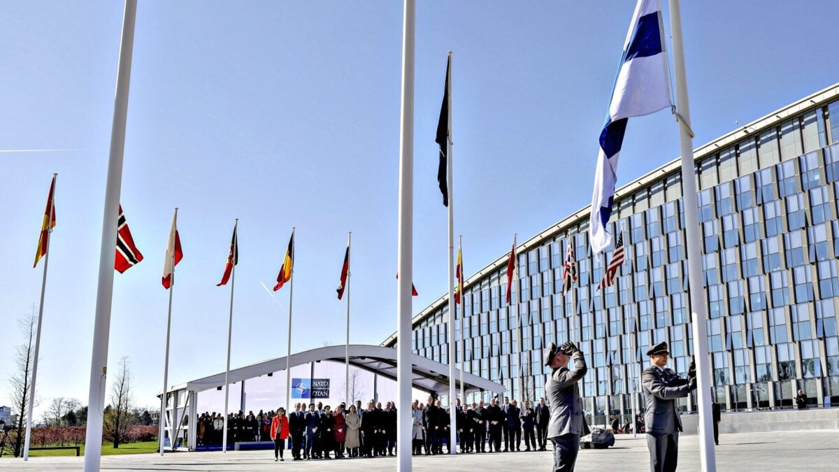 Tappeto rosso Nato alla Finlandia. Mosca già minaccia: «Pronte ritorsioni»