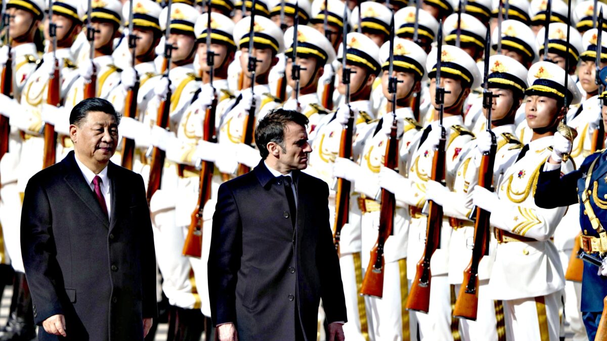 Le gaffe di Macron con Xi infrangono i suoi sogni da statista e pacificatore