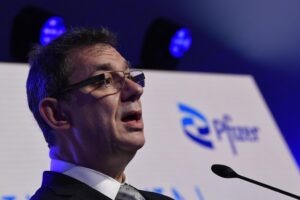 Per indagare sull’acquisto di dosi al Parlamento servono i contratti