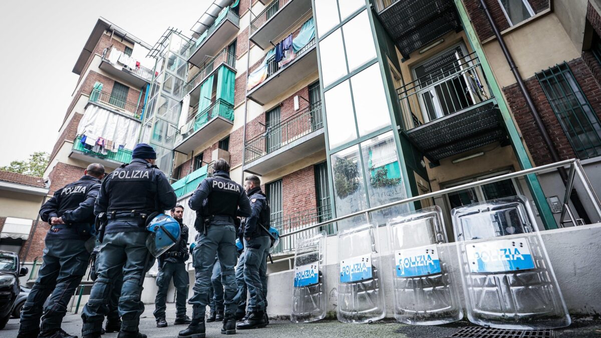 La sinistra si arrende alla realtà: via i rom