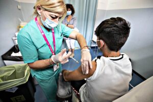 A furia di obblighi crolla la fiducia nei vaccini