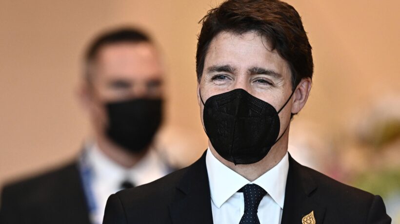 «Quali restrizioni?». Trudeau e Fauci rinnegano le misure che hanno imposto