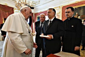 Francesco esalta l’Ungheria per le misure pro famiglia e boccia l’Unione del gender