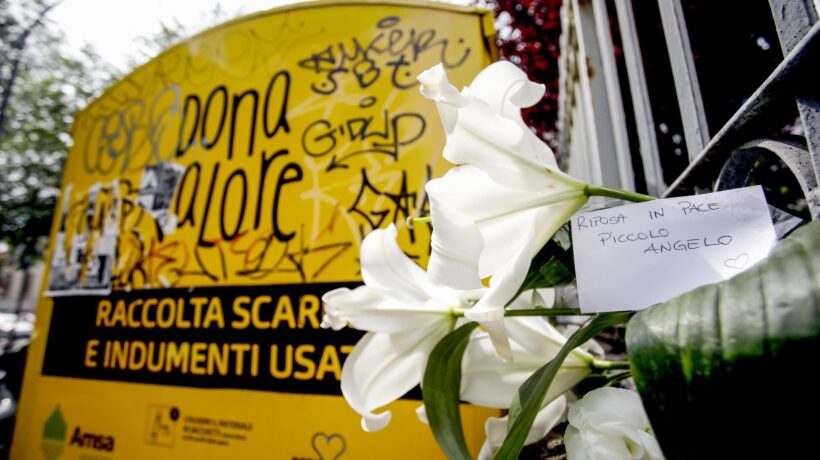 A Milano si sbarazzano di una neonata lasciandola in un cassonetto di vestiti