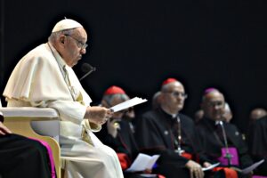 L’abbraccio a Orbán dà fastidio: censurato il discorso del Papa
