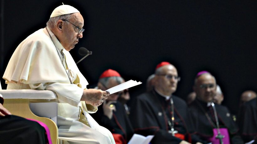 L’abbraccio a Orbán dà fastidio: censurato il discorso del Papa