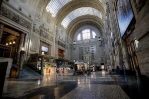 Violenze in stazione? «C’entra Piantedosi»