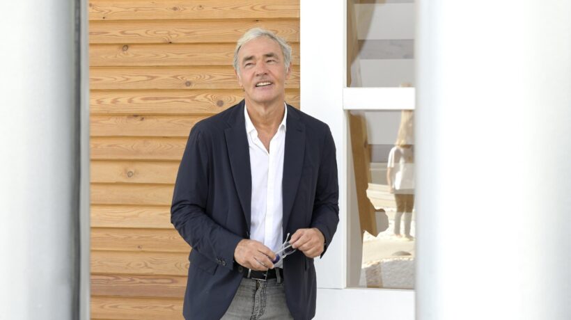 Giletti sepolto sotto una montagna di balle