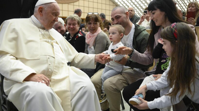 Bergoglio difende Giovanni Paolo II. Qualcuno lo vuole «decanonizzare»