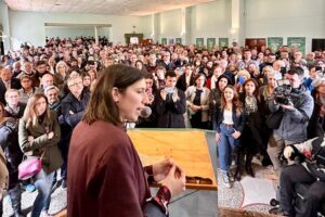 La Schlein torna e parla. Ma non dice nulla