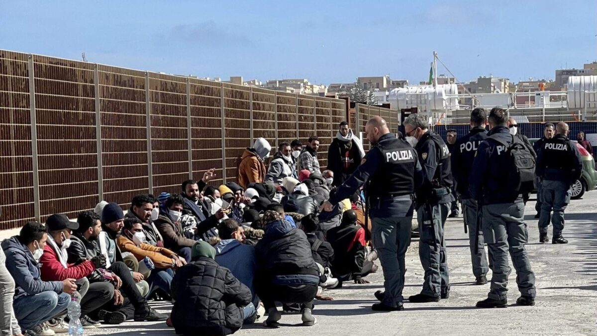 Sui migranti il Pd sgambetta i suoi sindaci