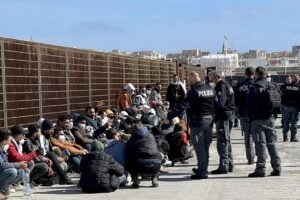 Sui migranti il Pd sgambetta i suoi sindaci