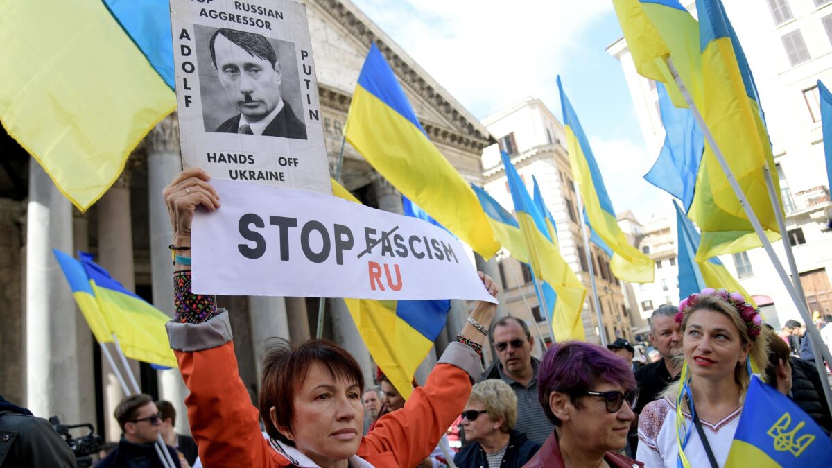 Vacilla lo schema «partigiani=Kiev». Cacciata dal corteo la bandiera Nato