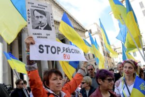 Vacilla lo schema «partigiani=Kiev». Cacciata dal corteo la bandiera Nato