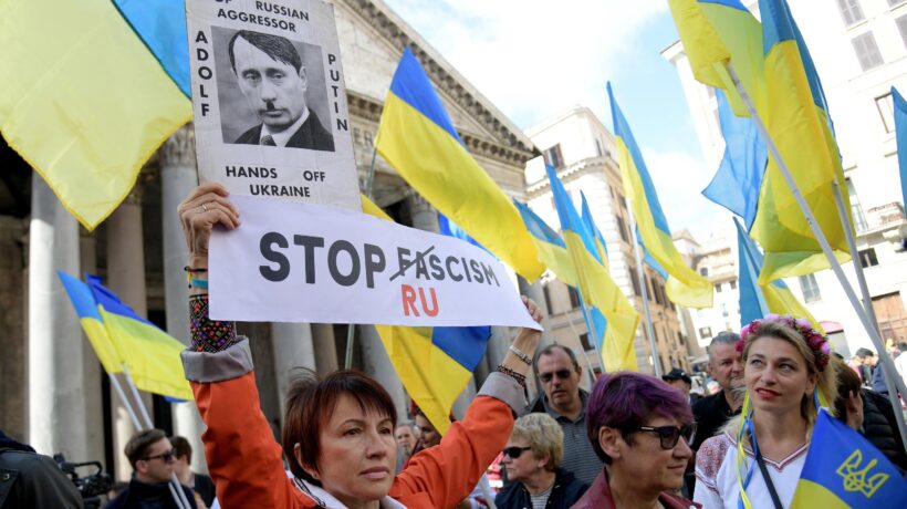 Vacilla lo schema «partigiani=Kiev». Cacciata dal corteo la bandiera Nato