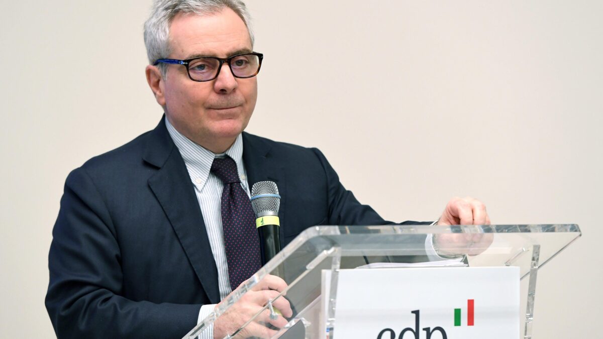 Intanto le emissioni in dollari volano