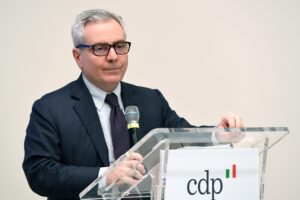 Intanto le emissioni in dollari volano