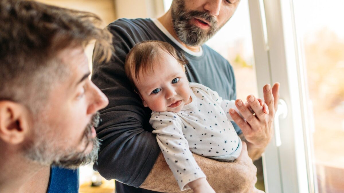 L’adozione per le coppie omosessuali non fermerebbe l’utero in affitto