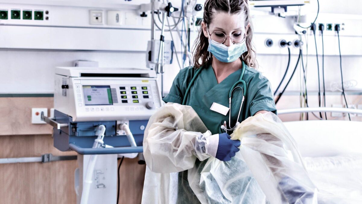 «Mascherine in ospedale inefficaci». Adesso Schillaci rinunci alla proroga