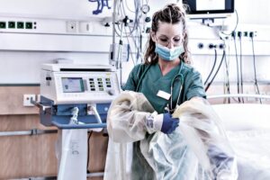 «Mascherine in ospedale inefficaci». Adesso Schillaci rinunci alla proroga
