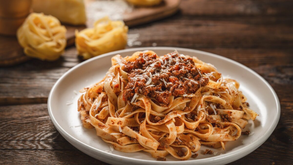 Il ragù alla bolognese. Storia, segreti e varianti del principe dei sughi