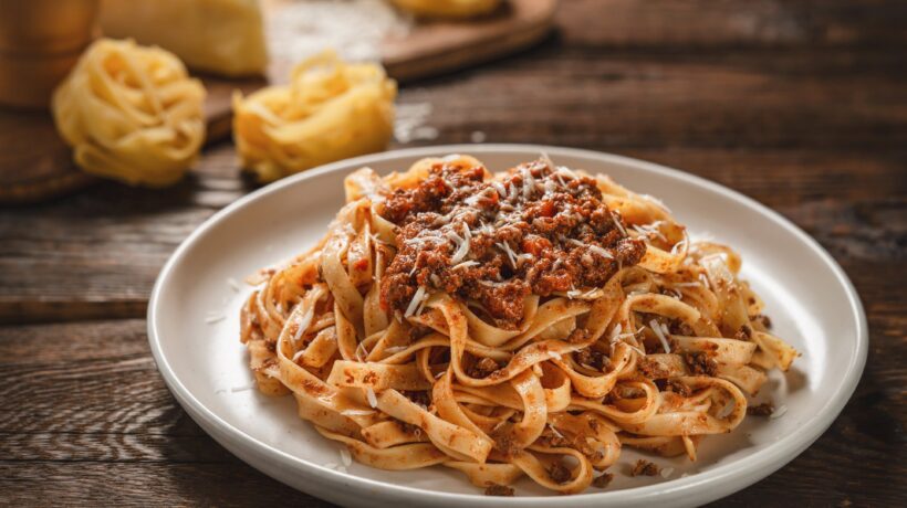Il ragù alla bolognese. Storia, segreti e varianti del principe dei sughi