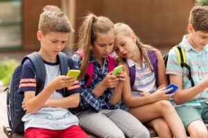 Patti digitali tra genitori, niente smartphone fino a 14 anni