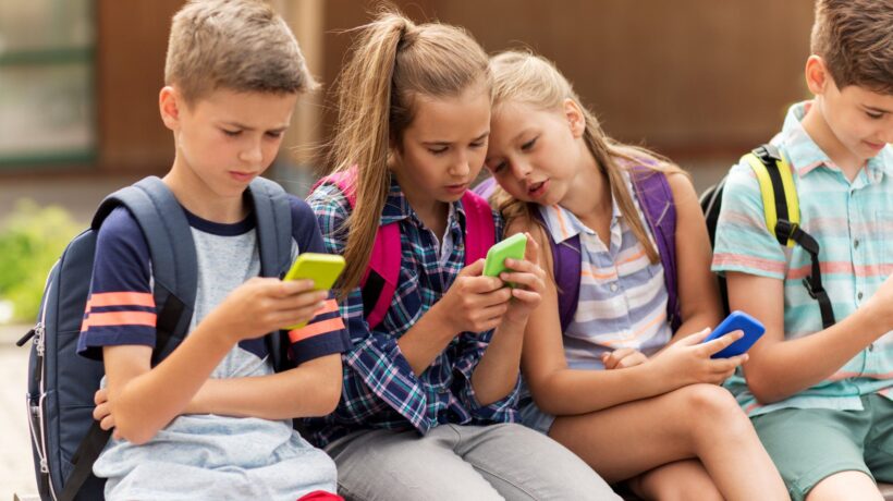 Patti digitali tra genitori, niente smartphone fino a 14 anni