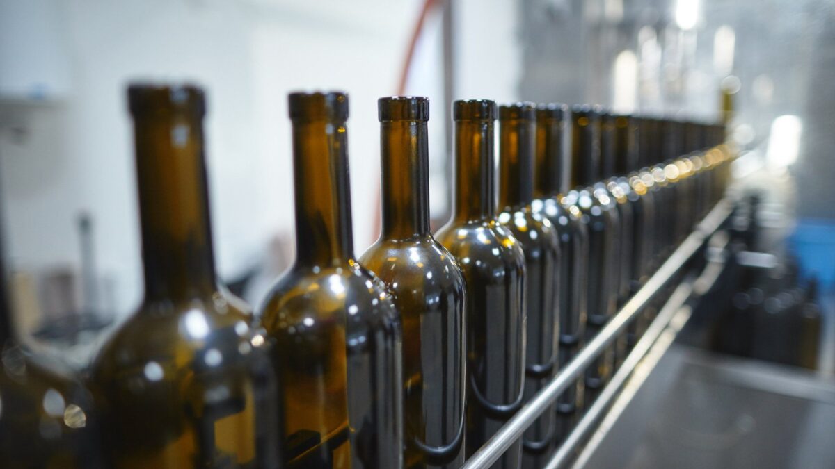 L’Ue impone bottiglie scadenti ai vini di pregio
