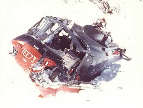 L'Agusta-Bell 205 I-EIAA dopo l'incidente del 14 aprile 1973 (everestnews.com)