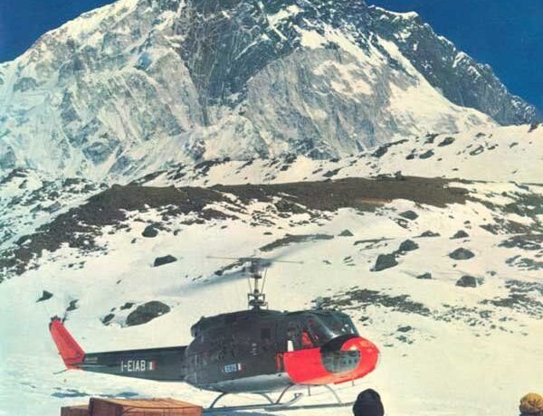Trasporto dei materiali con l'elicottero durante la spedizione del 1973 (everestnews.com)