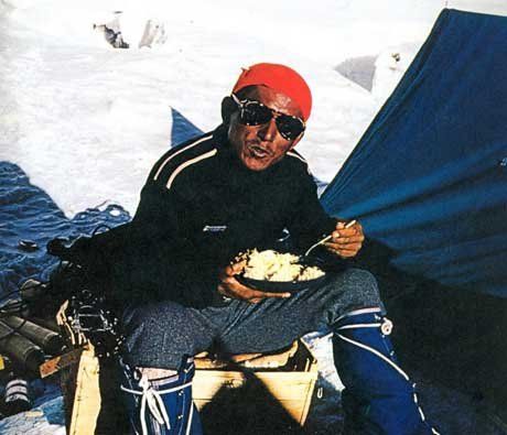 Lhakpa Tenzing sherpa, membro della cordata di Carrel e Minuzzo (everestnews.com)