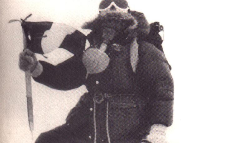 Il capitano dei Carabinieri paracadutisti Fabrizio Immamorati in vetta all'Everest (Carabinieri)