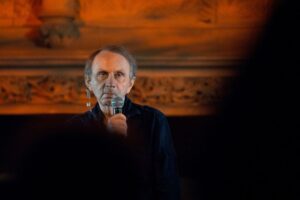 Torna Houellebecq, un po’ pentito e un po’ no