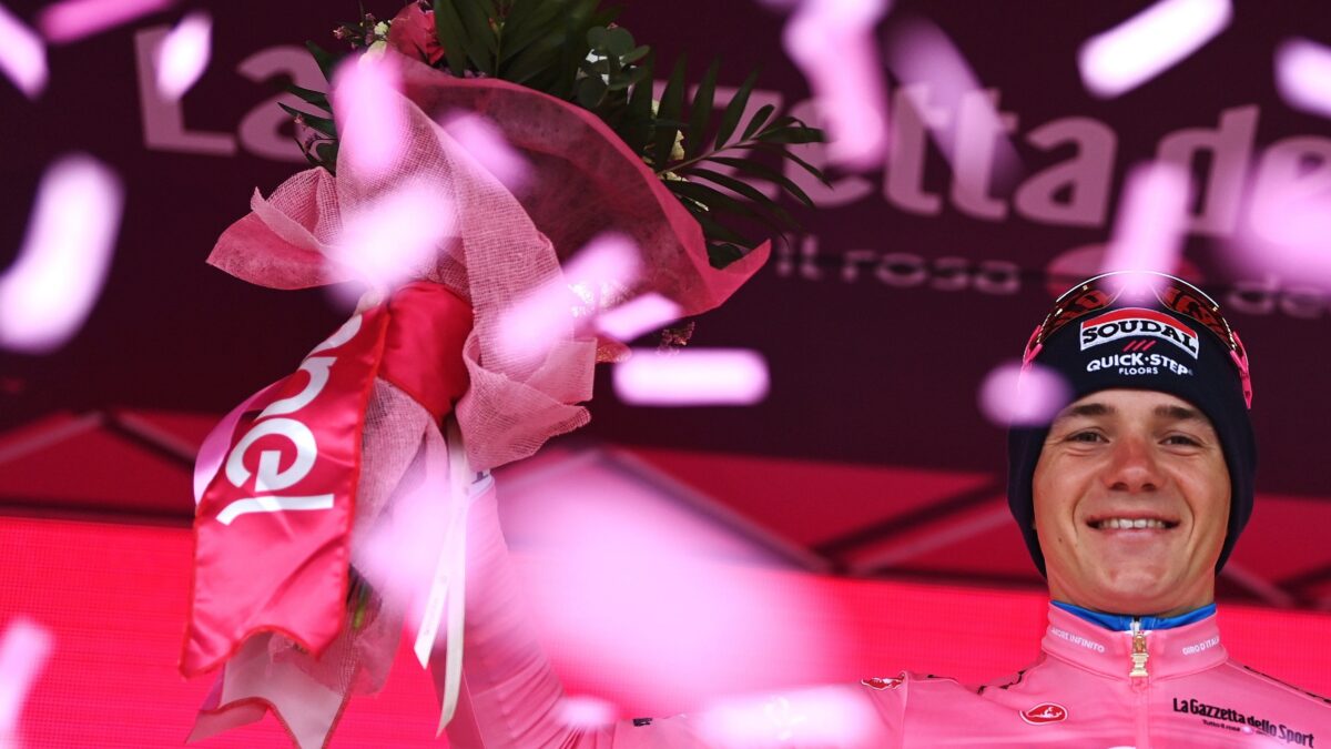 Il Giro piomba nel delirio Covid. La maglia rosa (sana) si ritira. E torna l’obbligo di mascherina