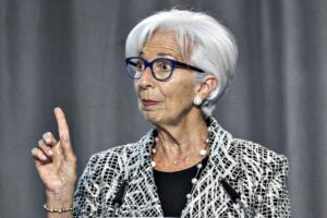 Con la morsa Von der Leyen-Lagarde Bce senza autonomia e cittadini poveri