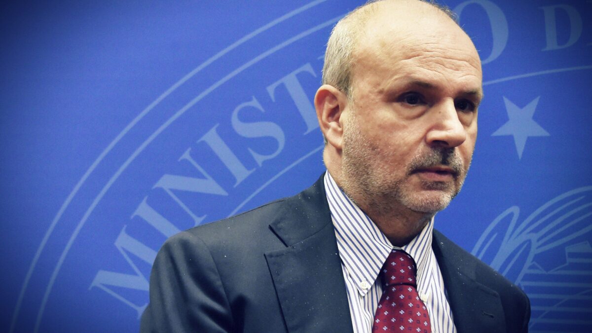 Schillaci combina un altro pasticcio: siamo all’anarchia delle mascherine