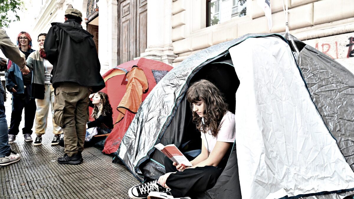 Sinistra e media manipolano la causa. Se ne sono accorti pure gli attendati