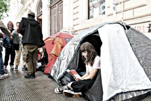 Sinistra e media manipolano la causa. Se ne sono accorti pure gli attendati