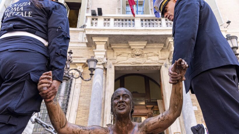 All’estero li arrestano, qui li chiamano attivisti